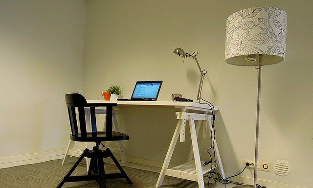 Krzesła do biurek bez kółek: modne i wygodne krzesła do biurek bez kółek