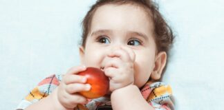 Pierwsze stałe posiłki dla niemowląt: Jak wprowadzać nowe smaki
