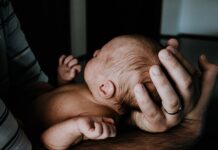10 sposobów na łagodzenie bólu kolki u niemowląt