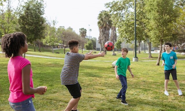 Różnorodne gry i zabawy sportowe, które można organizować w domu lub na podwórku, aby zachęcić dzieci do aktywności fizycznej