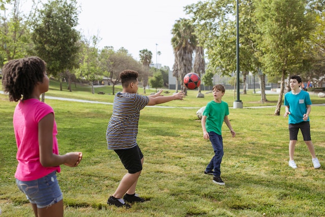 Różnorodne gry i zabawy sportowe, które można organizować w domu lub na podwórku, aby zachęcić dzieci do aktywności fizycznej
