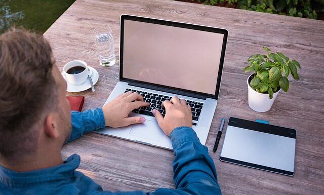 Jak się pisze drewutni? Jak się pisze drewutni?